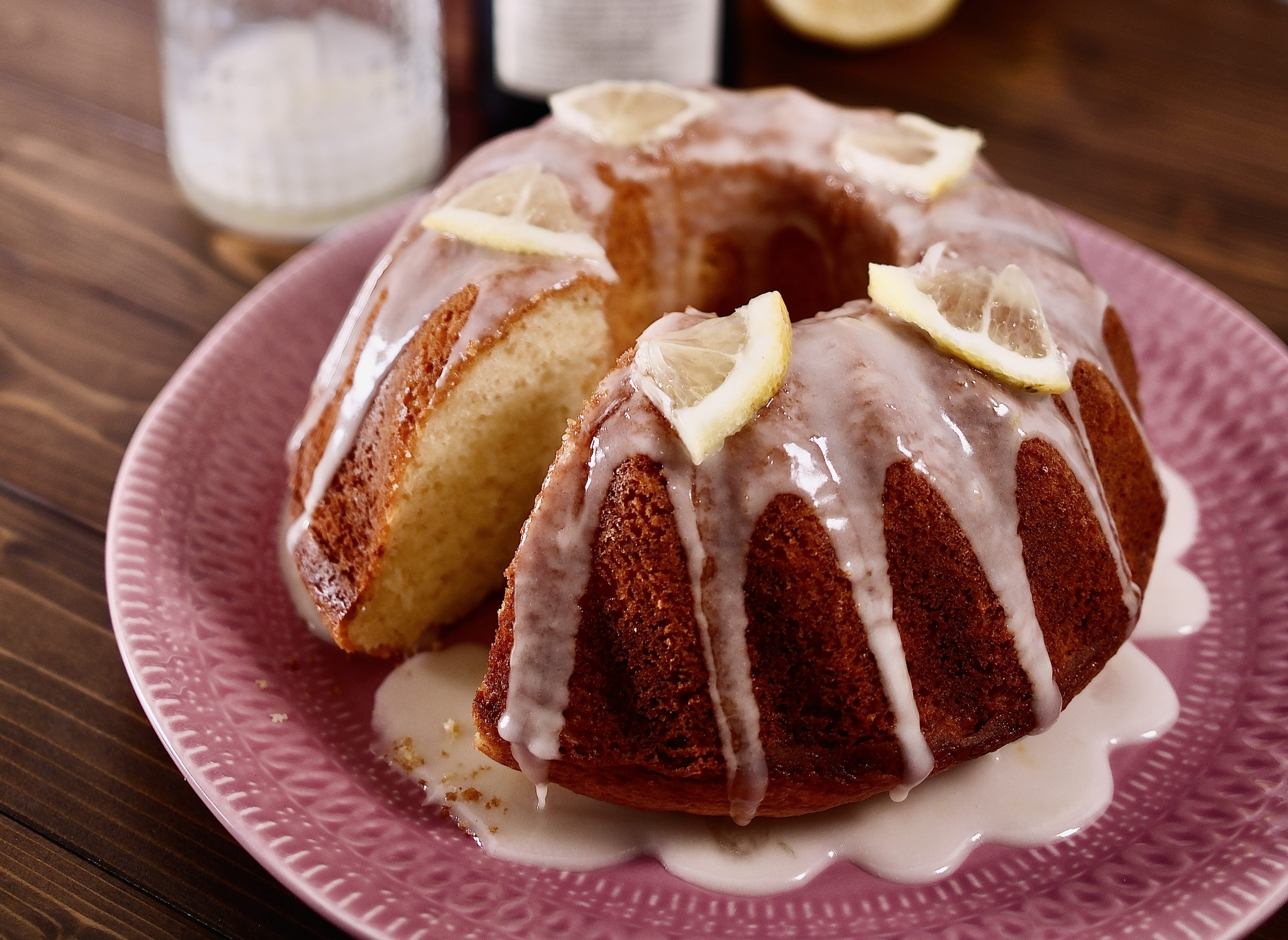 Saftiger Zitronenkuchen mit Zitronenkuchenlikör – einfaches Rezept für den Sommer